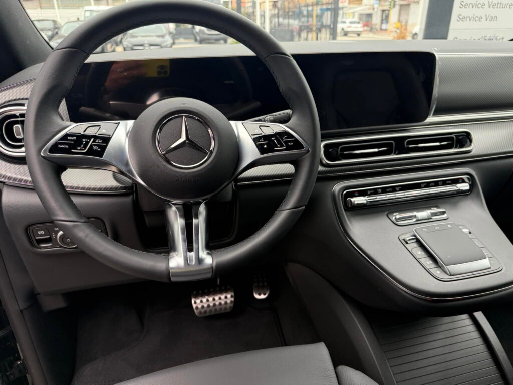 Van Mercedes-Benz sulla neve per transfer privato da Milano Malpensa a Livigno