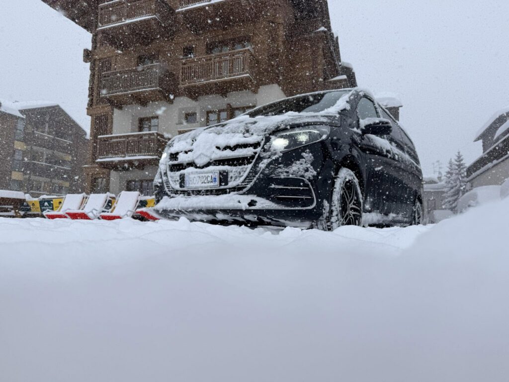 Van Mercedes-Benz sulla neve per transfer privato da Milano Malpensa a Livigno
